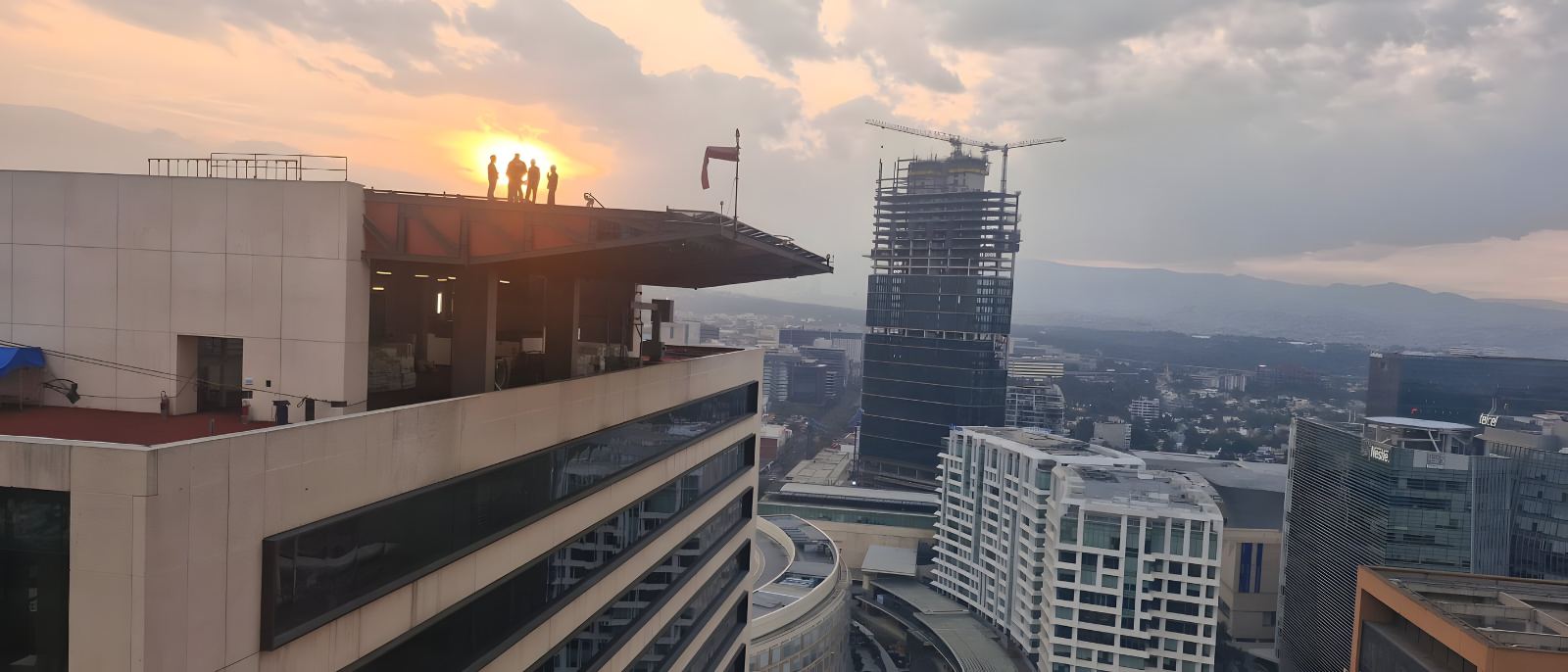 Equipo de Cenmar Energy en la azotea de un edificio de la Ciudad de México al atardecer